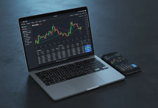 Monitorea la actividad: consulta el historial de trading y la actividad de la cuenta