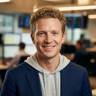 Ryan Brooks, quien figura como analista principal de trading en Serena Réditanza, en una imagen de perfil