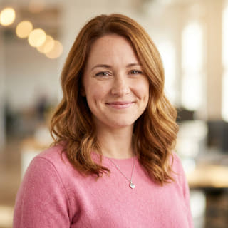Emily Watson, responsable de Atención al Cliente en Serena Réditanza, mostrada en una imagen de perfil